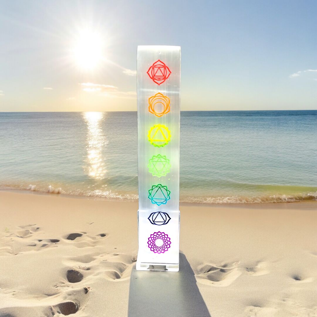 Steinfixx® Echte Selenit Ladeplatte | Lineal mit schönen gravierten bunten Chakra Symbolen | 20 cm | Ideal zum Aufladen Ihrer Edelsteine | Dekoration | incl. Acrylständer