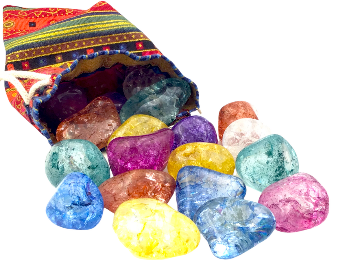 Magic Stones in buntem Stoffsäckchen I 20 Stück I je 20-30mm I geeister, gefärbter Bergkristall in 7 verschiedenen Farben I unglaubliches Farbenspiel