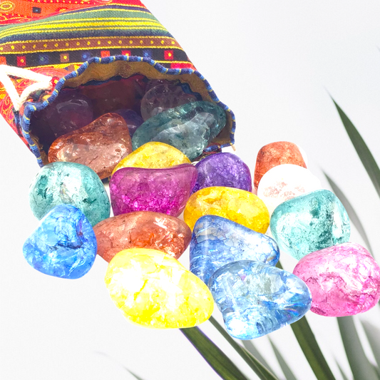Magic Stones in buntem Stoffsäckchen I 20 Stück I je 20-30mm I geeister, gefärbter Bergkristall in 7 verschiedenen Farben I unglaubliches Farbenspiel