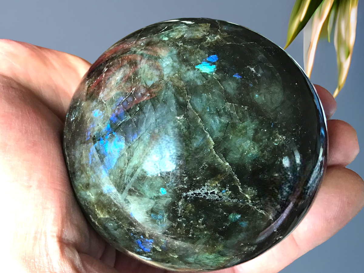 XL Labradorit Kugel mit Ständer| Unikat | 7-8 cm | 600-750 Gramm | A* Qualität I Heilstein I Glücksstein I Chakra-Stein | wunderschöne Formen |