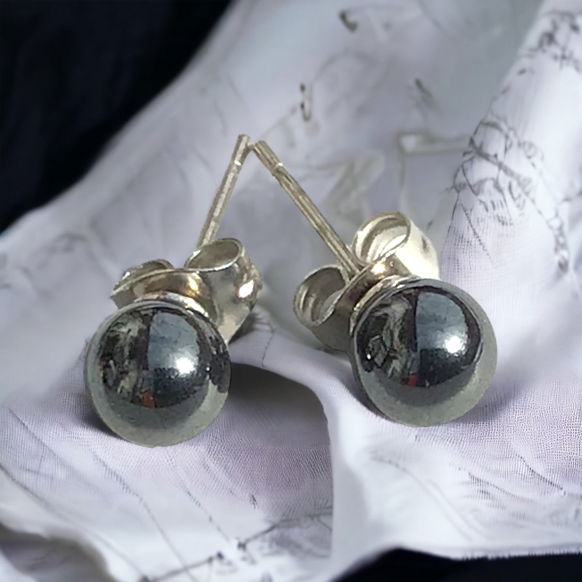 Edelstein Ohrstecker mit 6 mm Perlen – 13 verschiedene Edelsteine – versilbert – inkl. Samtsäckchen – Geschenkidee