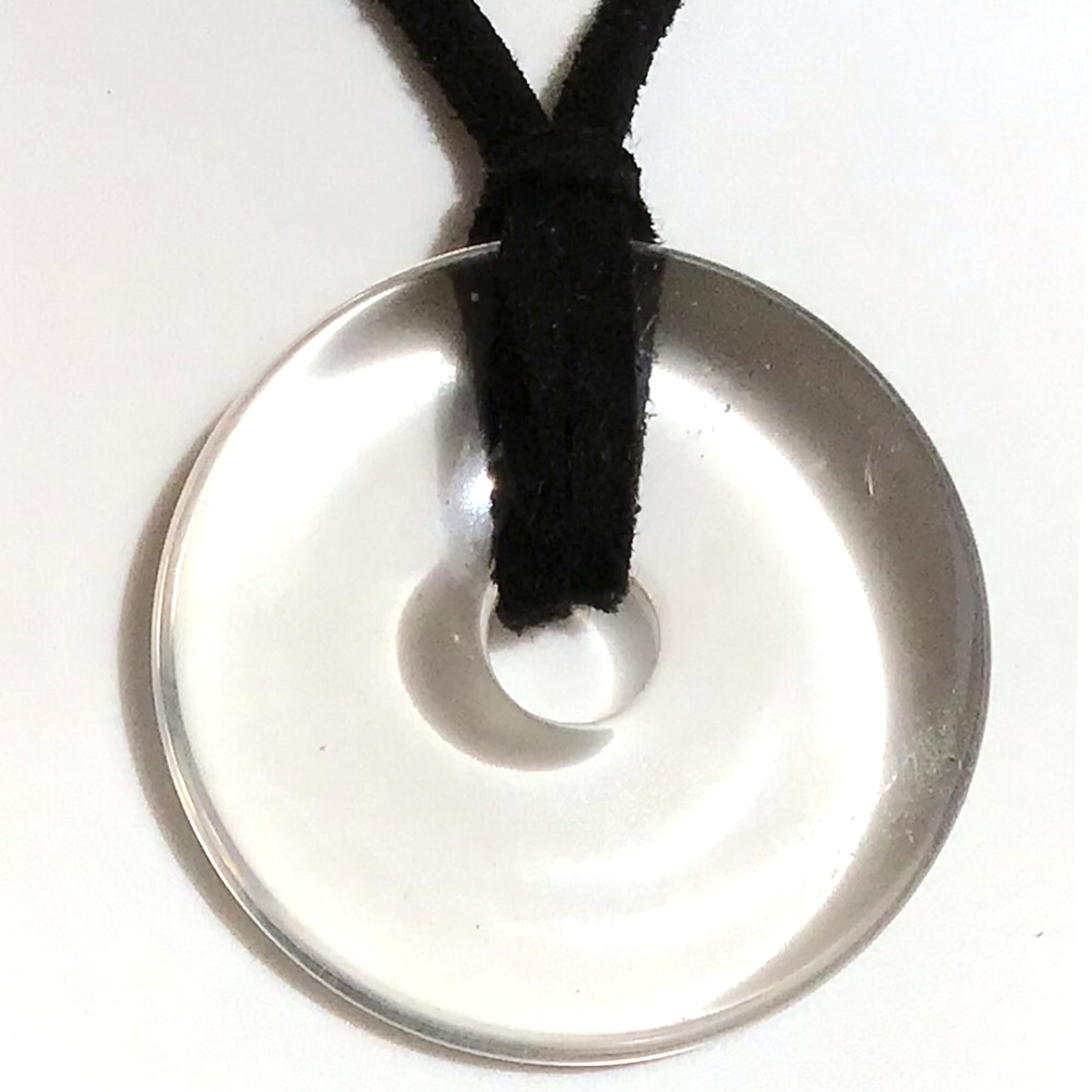 Premium Edelstein-Donut Bergkristall top Qualität optional als Kette mit versilberter oder vergoldeter Spirale und Wildlederband
