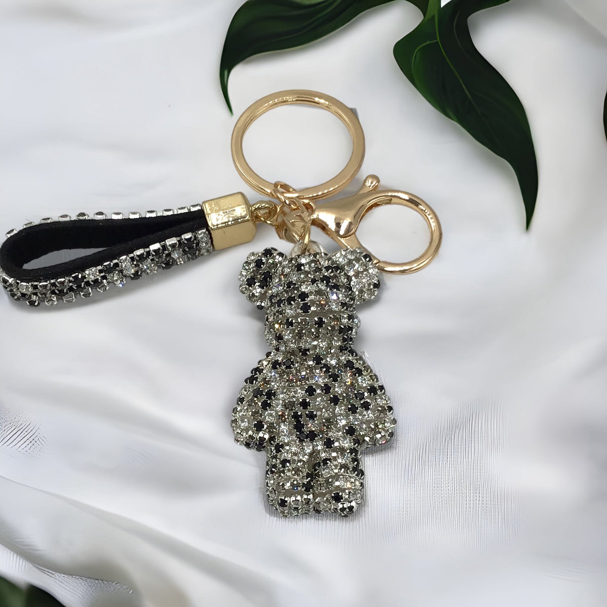 Strass-Bär Schlüsselanhänger – funkelndes Bärchen mit Lederschlaufe & Schlüsselring – 9 Farben zur Auswahl – edles Taschen-Accessoire & Geschenkidee