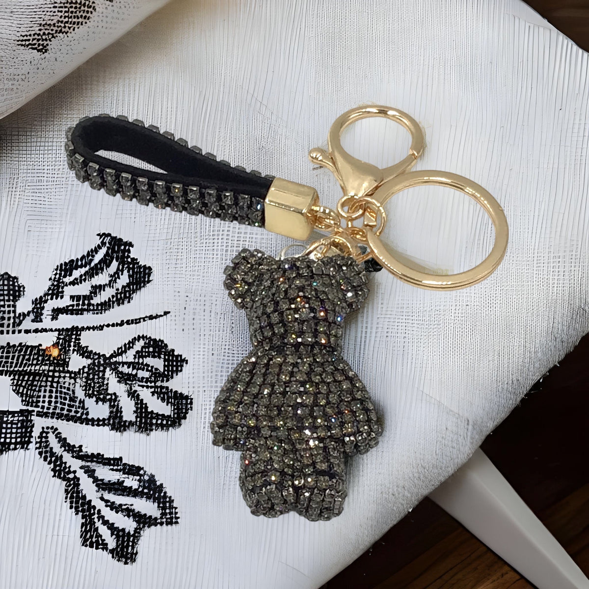 Strass-Bär Schlüsselanhänger – funkelndes Bärchen mit Lederschlaufe & Schlüsselring – 9 Farben zur Auswahl – edles Taschen-Accessoire & Geschenkidee