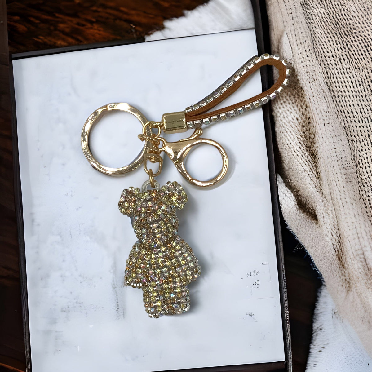 Strass-Bär Schlüsselanhänger – funkelndes Bärchen mit Lederschlaufe & Schlüsselring – 9 Farben zur Auswahl – edles Taschen-Accessoire & Geschenkidee