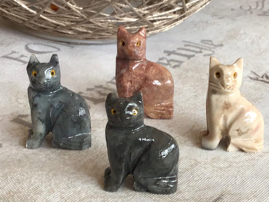 Steinfixx® - Speckstein Figur Katze Minka | Schnitzerei | Sammelfigur | geschliffen und poliert | 37x29 mm | Handarbeit