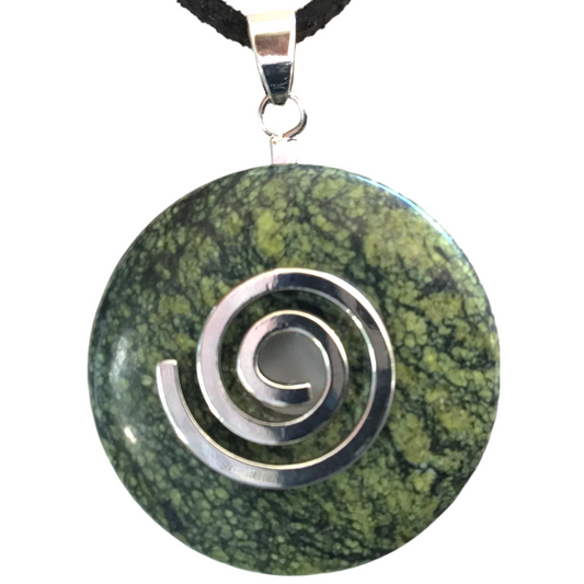 Premium Serpentin Edelstein-Donut optional als Kette mit versilberter oder vergoldeter Spirale und Wildlederband