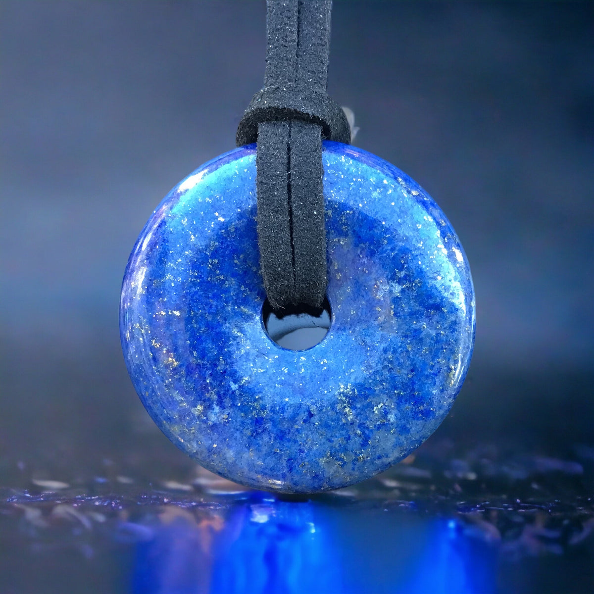 Premium Lapislazuli Edelstein-Donut optional als Kette mit versilberter oder vergoldeter Spirale und Wildlederband