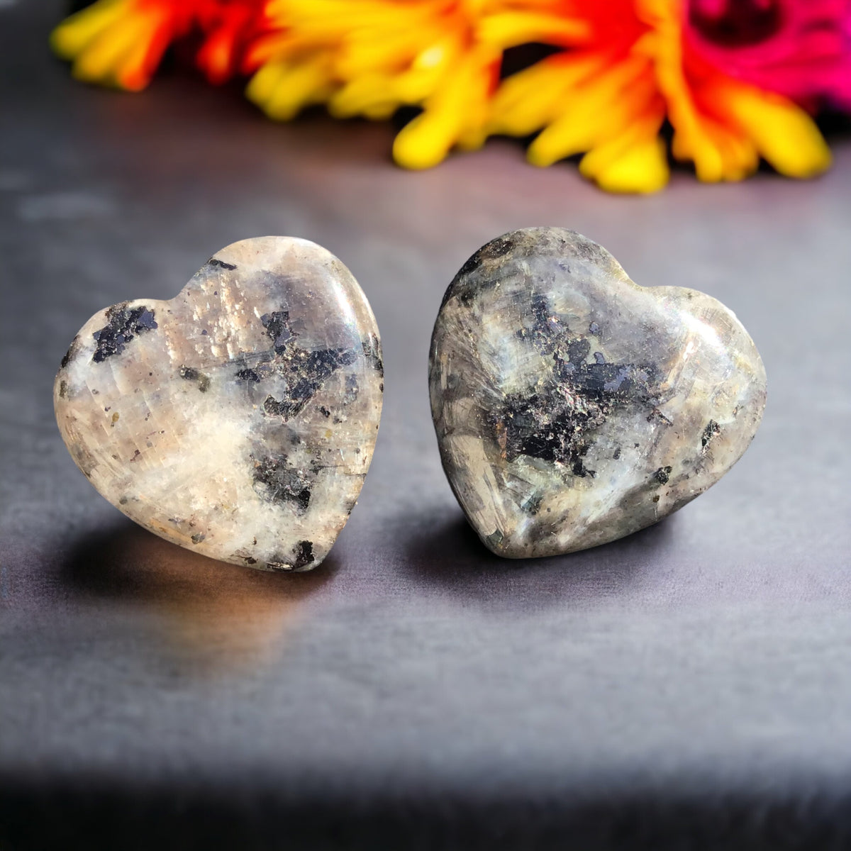 Edelstein Glücksherzen als Paar – 27 echte Mineralien zur Auswahl – 2 Herzen à 20 × 20 mm – im Samtsäckchen – liebevolle Geschenkidee